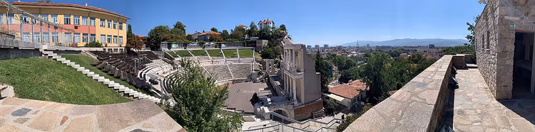 Det antikke teateret i Plovdiv med rader av steinseter