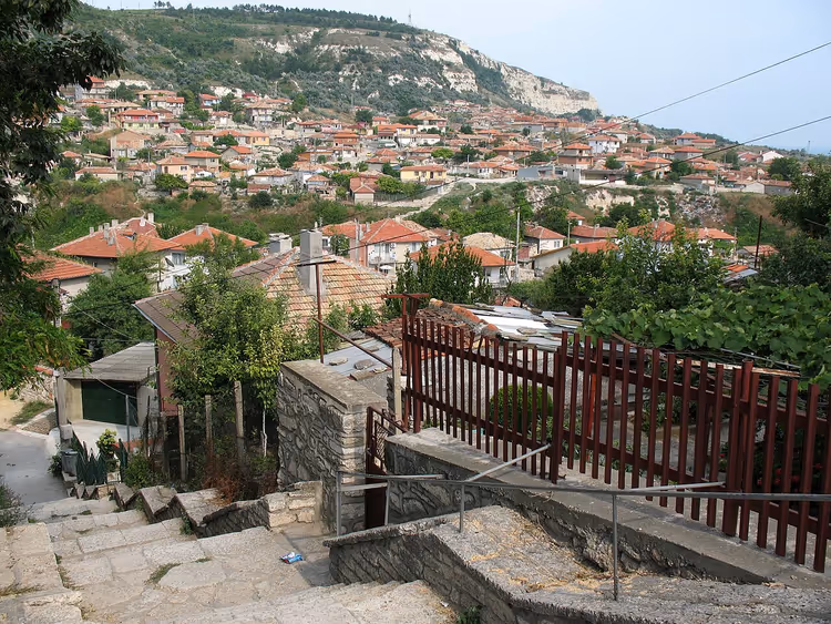 Панорама Балчика с красными крышами и лестницей