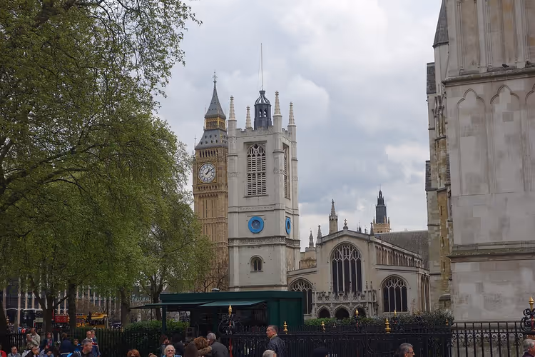 Ağaçlar arasında Big Ben ve St Margaret's Kilisesi