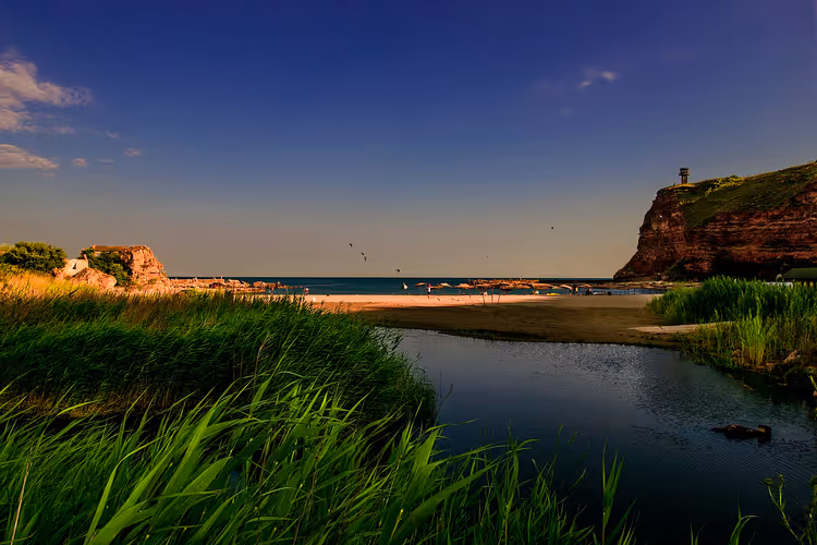 Baai Bolata met riet en rotsen