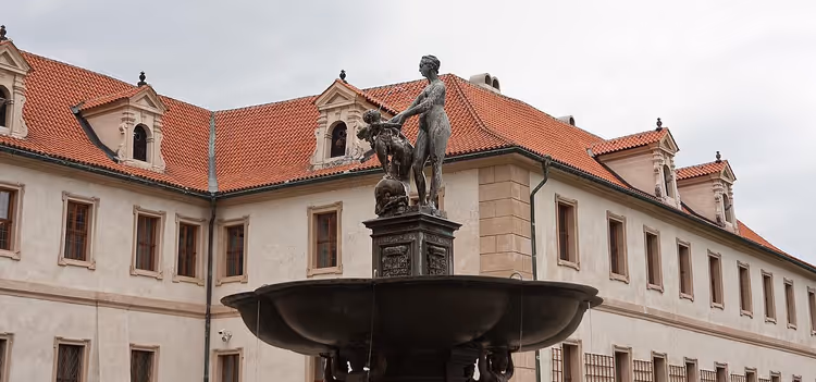 Arka planda sarayla Wallenstein Bahçesi'ndeki çeşme