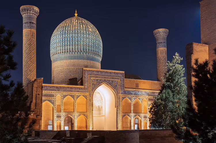الإضاءة المسائية لضريح كور أمير في سمرقند