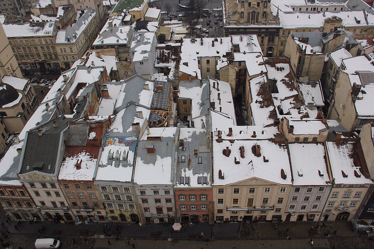 Sneeuwbedekte daken van het Marktplein in Lviv