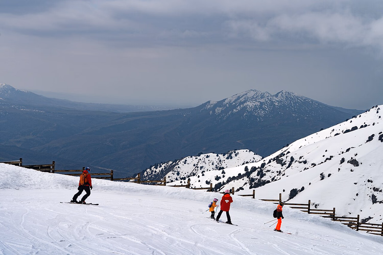 Amirsoy Resort'ta bir yamaçta kayakçılar