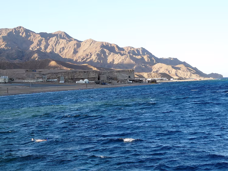 Panorama van de kust van Dahab met zee en bergen
