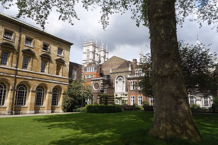 Westminster Abbey'de College Garden çimenliği