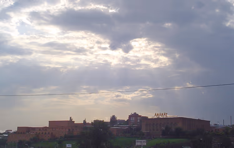 Ереванский коньячный завод с надписью ARARAT