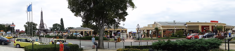 Piazza nel centro del resort Golden Sands