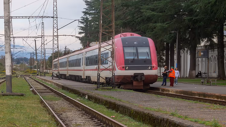 Zug am Bahnhof in Sugdidi, Georgien