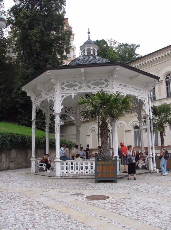 Wit sierlijk Vrijheidsbron-paviljoen in Karlovy Vary