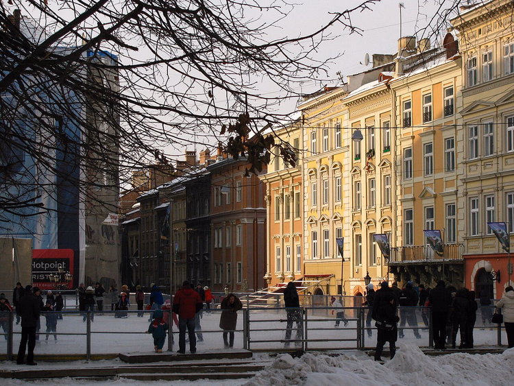 Winterijsbaan op het Marktplein in Lviv