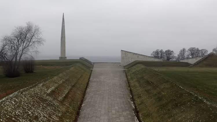 Maarjamäe-minnesmerket med obelisk og allé