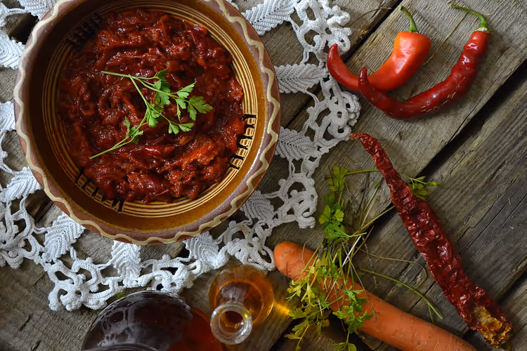 Schale mit Ljuteniza, Paprika, Karotten und Öl