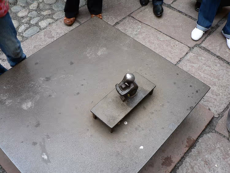 Jongen op een bankje kijkt naar een maanbol