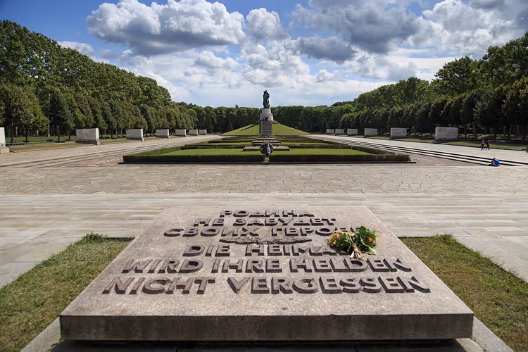 Gedenkplaat en standbeeld in het Treptower Park