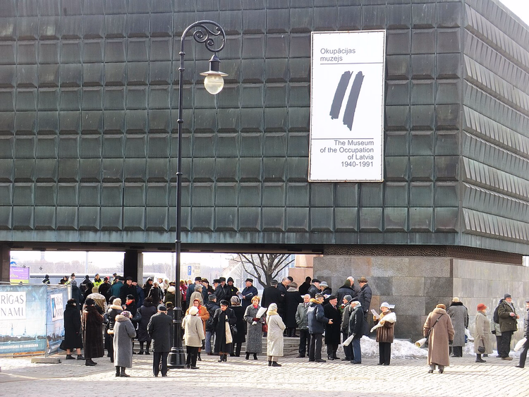 Gebäude des Okkupationsmuseums Lettlands im Winter mit Besuchern
