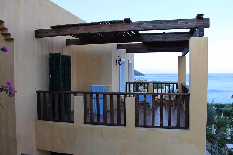 Balkon van hotelkamer met zeezicht