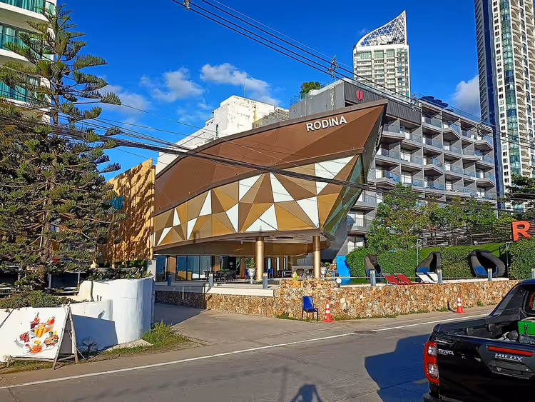 Hotel Rodina met een geometrische gevel aan de straat
