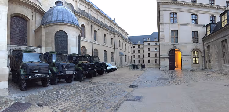 Askeri kamyonlarla Les Invalides avlusu