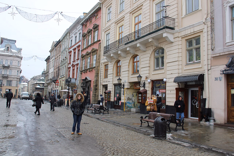 Het Marktplein in Lviv in de winter met kerstverlichting
