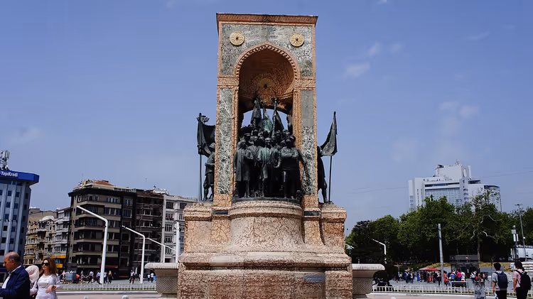 Republieksmonument op het Taksimplein in Istanbul