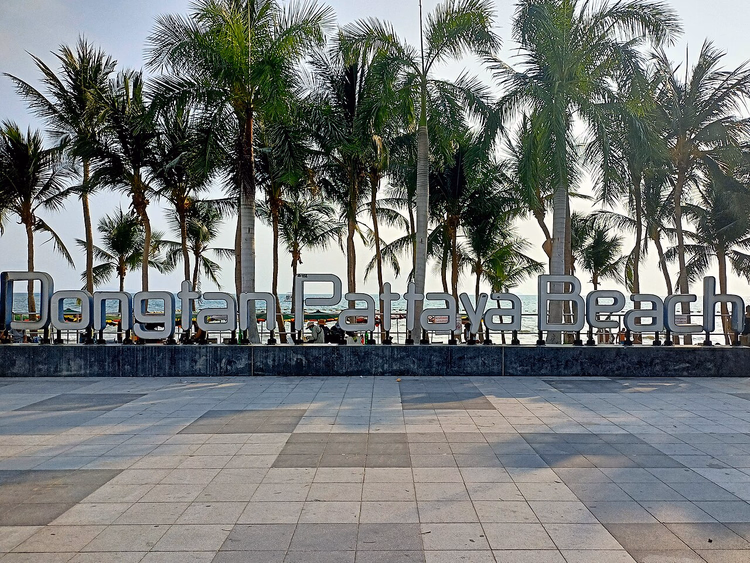 Надпись Dongtan Pattaya Beach на фоне пальм