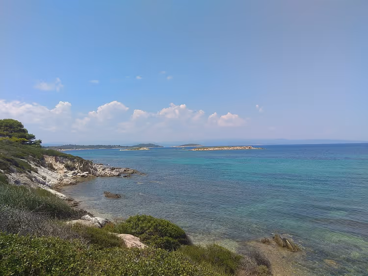 Klippekyst og turkisblått hav, Sithonia, Hellas