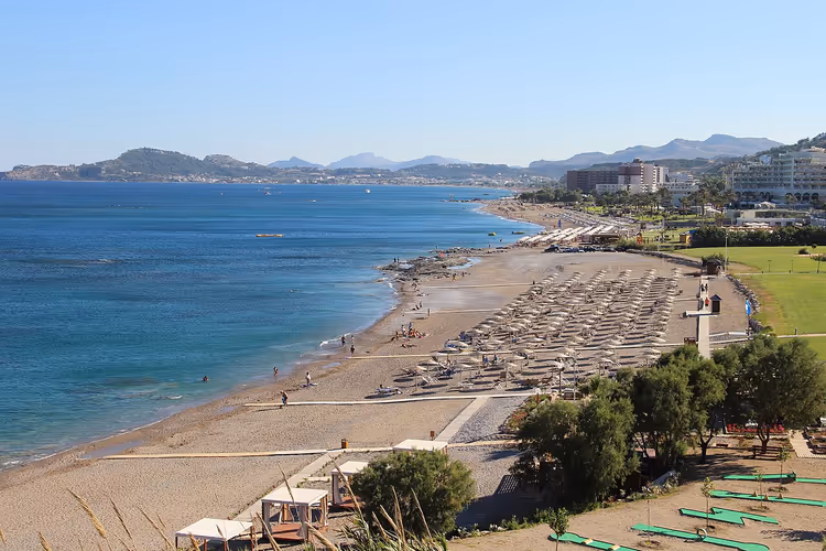 Faliraki sandstrand med parasoller og havet
