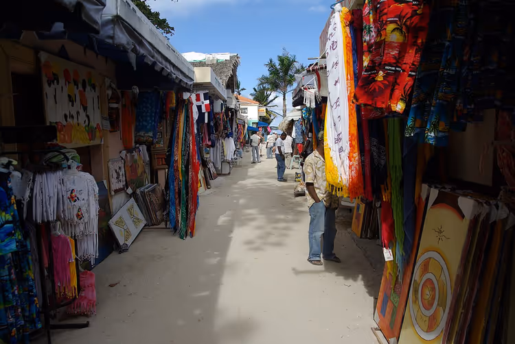 Bavaro'da hediyelik eşya ve dükkânlarla açık pazar