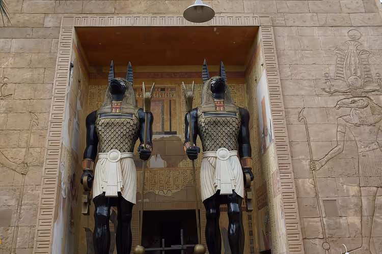 Egyptiske vokterstatuer ved inngangen til sonen