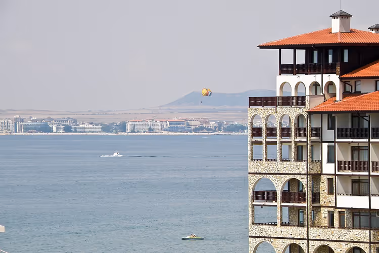 Отель Premier Fort Beach с арками у моря