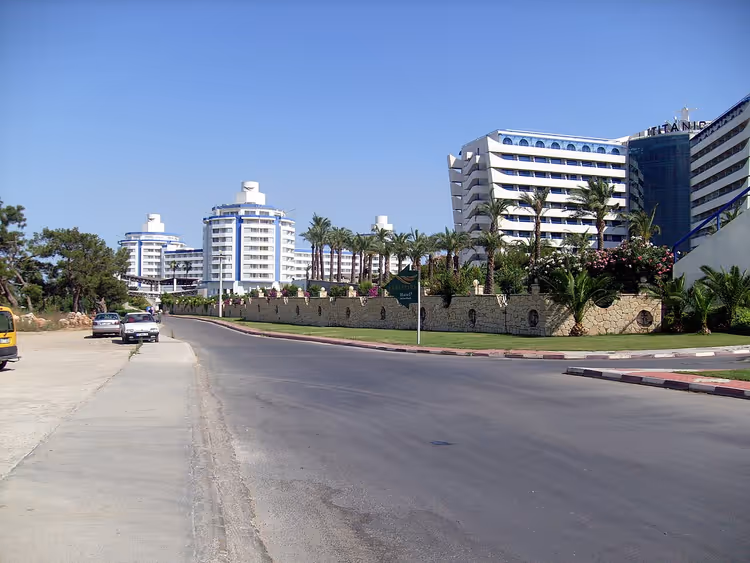 مبنى فندق تيتانيك بيتش لارا من الطريق