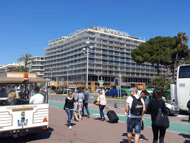 Hotel Le Méridien mit Schriftzug an der Fassade in Nizza
