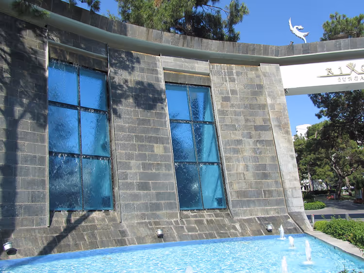 Kemer'de fıskiyeli Rixos Sungate girişi
