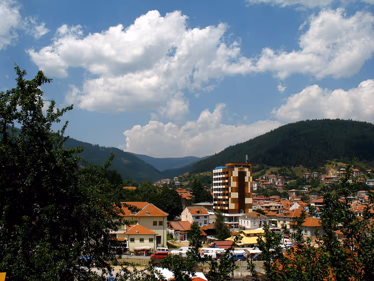 Панорама города Чепеларе в Родопских горах