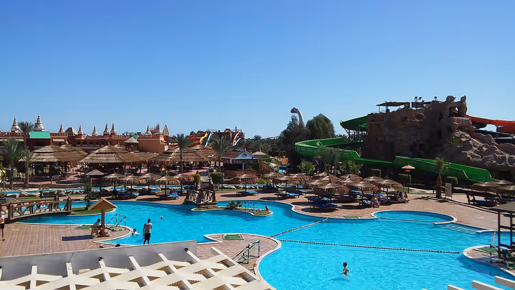 Аквапарк отеля Aqua Blu в Шарм-эль-Шейхе с бассейнами и горками