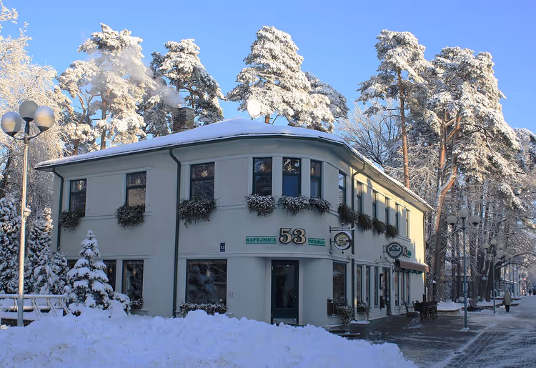 Sneeuwbedekt Café 53-gebouw in Majori, Jūrmala