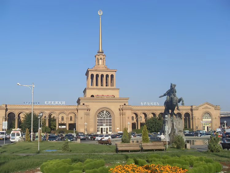 Bahnhof Jerewan und das David-von-Sasun-Denkmal