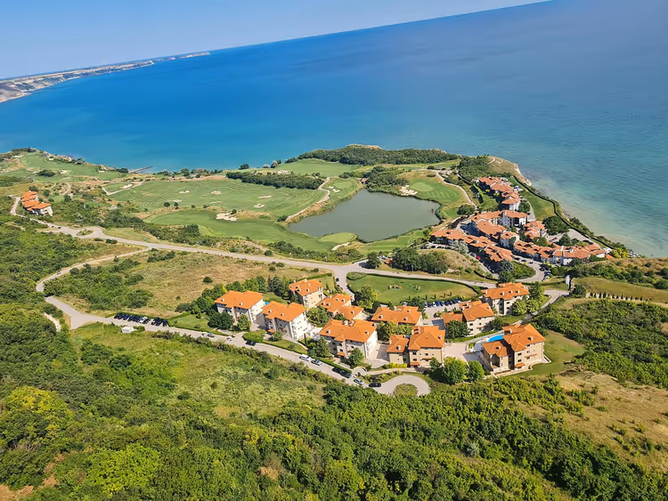 Flyfoto av Topola Skies Resort ved kysten
