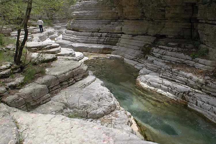 Natursteinbecken in der Nähe des Dorfes Papigo