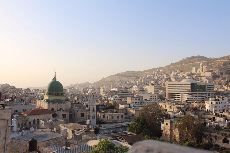 Panorama der Altstadt von Nablus mit der grünen Kuppel der Moschee