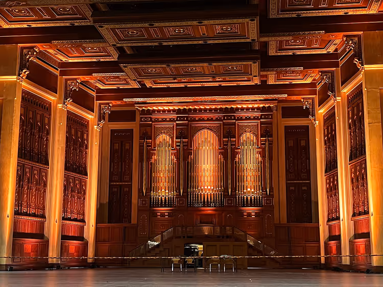 Auditorium van het Royal Opera House in Muscat met een orgel