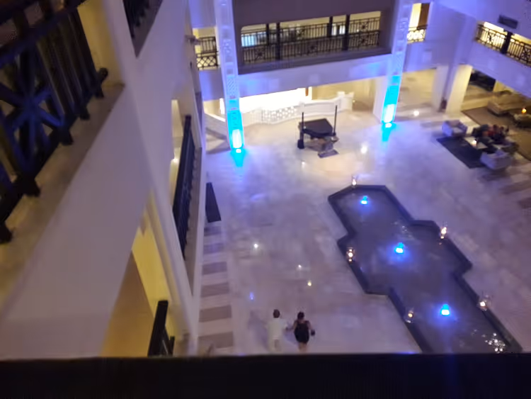 Mavi kolon aydınlatmalı mermer otel lobisi