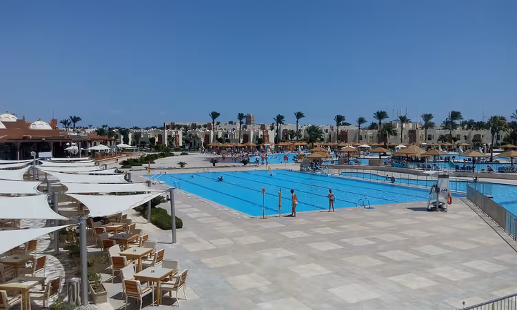 şezlonglu ve şemsiyeli tatil oteli havuzu