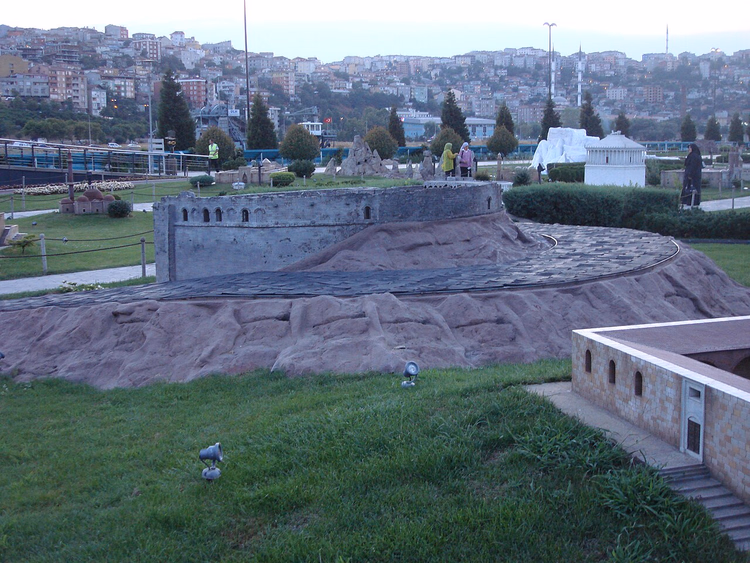 Modellfestning og besøkende i Miniatürk-parken