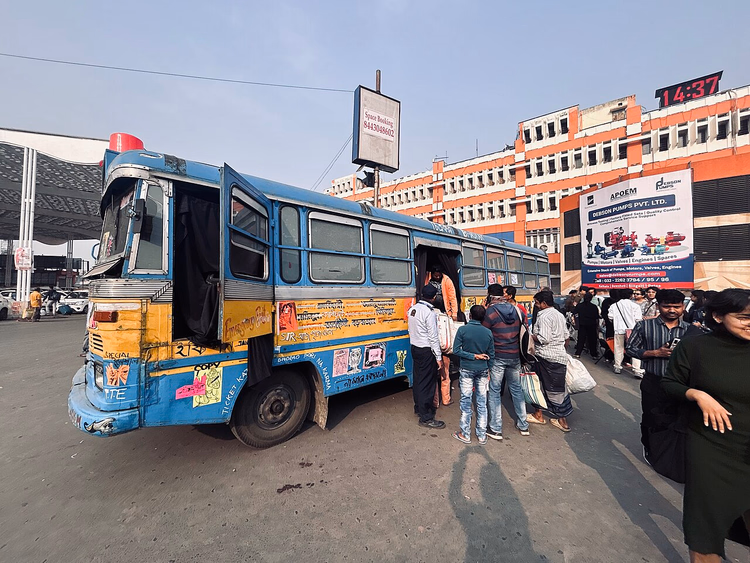 Autobus urbano dipinto in una piazza di Kolkata