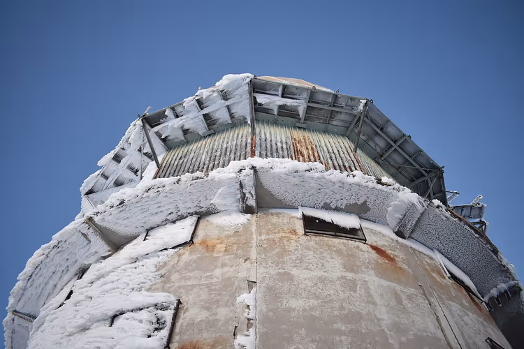 Close-up van de besneeuwde Torre in Serra da Estrela