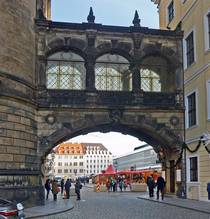 Weihnachtsstände hinter dem Bogen am Taschenbergpalais