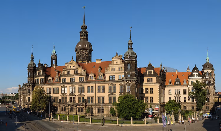 Kuleleri ve cephesiyle Dresden Kraliyet Sarayı