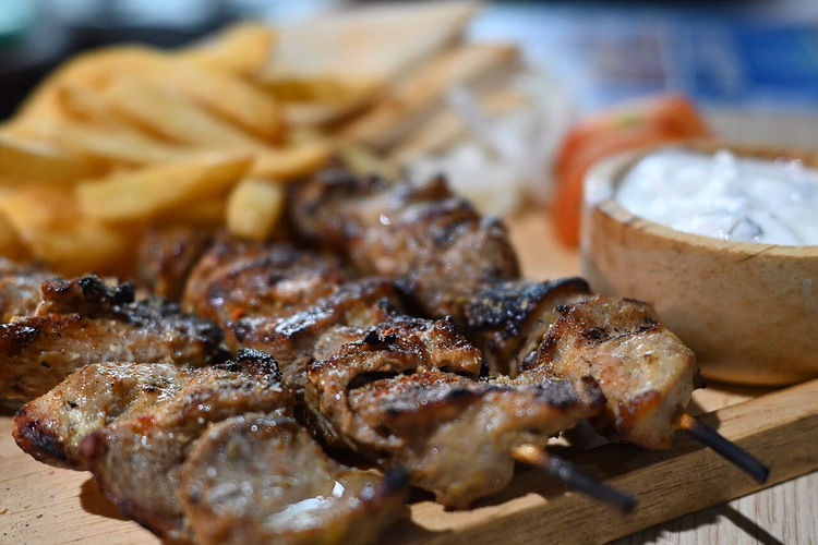 Souvlakispyd av svin med pommes frites og tzatziki